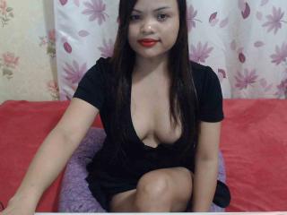 Webcam model CreamyCarmen from XloveCam