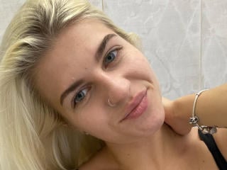 Webcam model CrystalBlush from XLoveCam