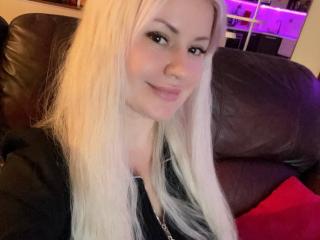 Webcam model CrystallyEyes from XLoveCam
