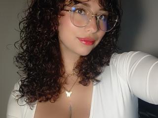 Webcam model CurlySarah from XLoveCam