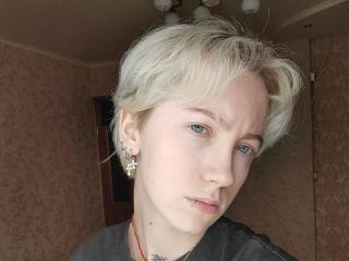 Webcam model DionneSzczygiel from XLoveCam