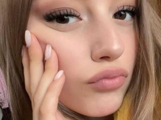 Webcam model DorlaSinibaldi from XLoveCam