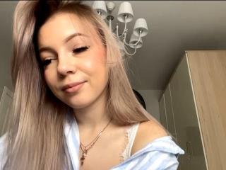 Webcam model ElfredaInsley from XLoveCam
