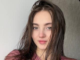 Webcam model ElsyNevares from XLoveCam