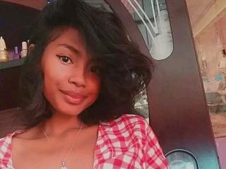 Webcam model Emara from XLoveCam
