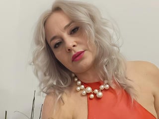 Webcam model EmilyLowe69 from XLoveCam