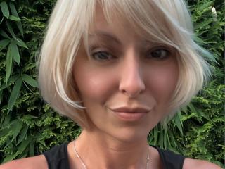 Webcam model EmmaCrow-hot from XLoveCam