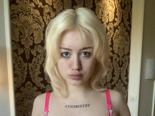 Profile and Statistics for EvieLeonie on XLoveCam
