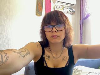 Webcam model GlennisPaschel from XLoveCam