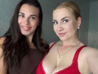 GlossyTwinsLive Webcam