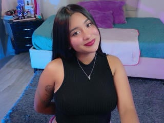 Webcam model HannahJohnes from XLoveCam