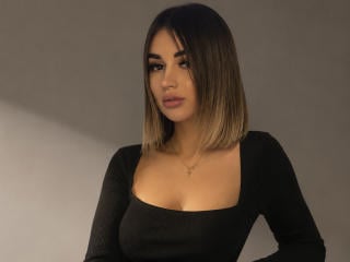Webcam model HellaWells from XLoveCam