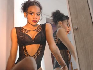 Webcam model HillaryBloom from XloveCam