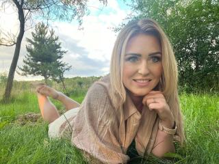 Webcam model HotMarie-hot from XloveCam