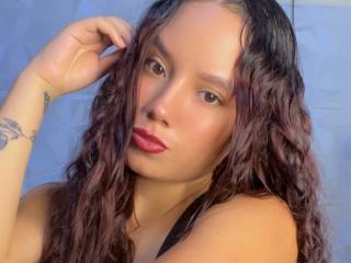 Webcam model KairaLester from XLoveCam