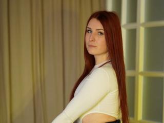 Webcam model KiraNeeww from XLoveCam