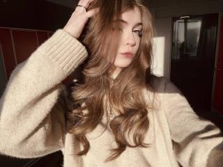Webcam model LauraleePenderel from XLoveCam