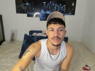 LeonardAsaga Live Webcam on XLoveCam