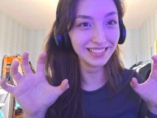 Webcam model LeonieRahim from XLoveCam