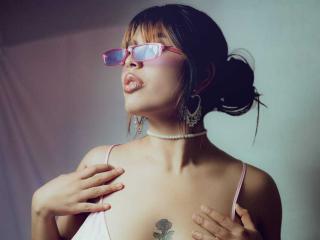 Webcam model LiaMorena from XLoveCam