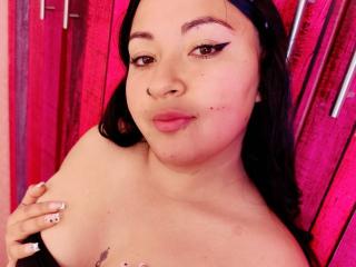 Webcam model LindaGigi from XLoveCam