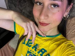 Webcam model MaddyCarina from XloveCam