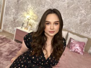 Webcam model MaddyCroft from XLoveCam