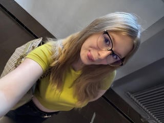 Webcam model MadyN from XLoveCam