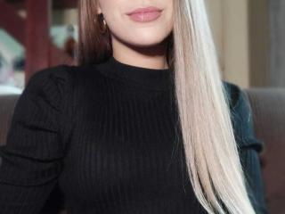 Webcam model MartinaLimax from XLoveCam