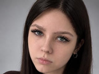 Webcam model MertieSusoev from XLoveCam