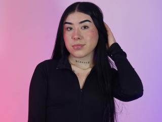 Webcam model MiaGlowy from XloveCam