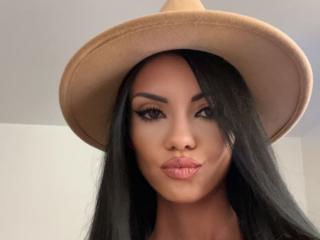 Webcam model Moiyra from XLoveCam