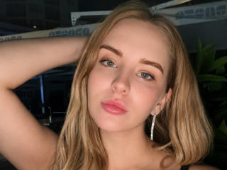 Webcam model MollCharlyne from XloveCam