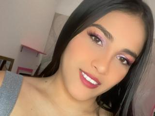 Webcam model MollyISweet from XLoveCam