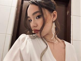 Webcam model MyrtisTonti from XLoveCam