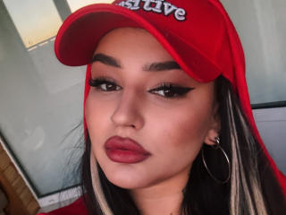Webcam model NikkiFley from XLoveCam