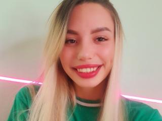 Webcam model OtakuOops from XLoveCam