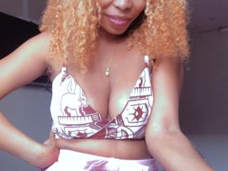 Webcam model Papoussia from XLoveCam