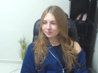Webcam model PrettySin from XLoveCam