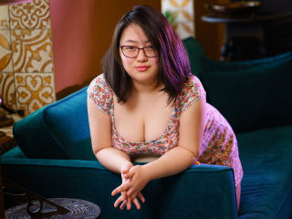 Webcam model QiraNiki from XLoveCam