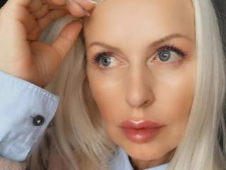 Webcam model RosalineRena from XLoveCam