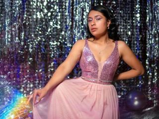 Webcam model RoxanneHan from XLoveCam