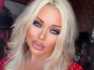 Webcam model RoxyRoyale from XLoveCam