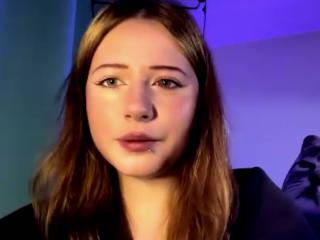 Webcam model SerafinaDinwiddie from XLoveCam
