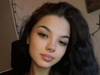 Webcam model ShylaCatillo from XloveCam