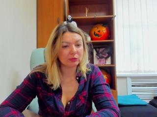 Webcam model SunnyStella from XLoveCam