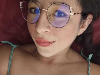 Webcam model SweetyHot69 from XLoveCam