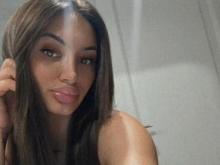Webcam model TiaraVeil from XLoveCam