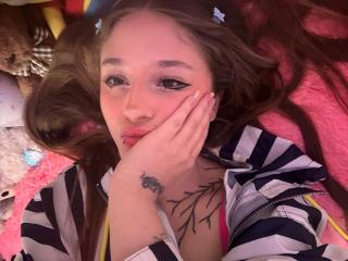 Webcam model UwuMaddiee from XloveCam