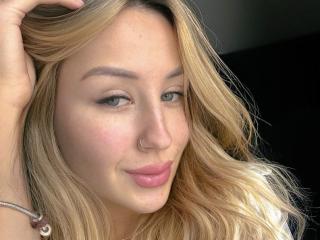 Webcam model VikkyLikky from XLoveCam